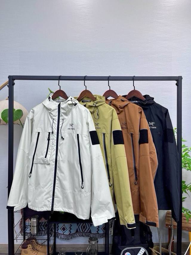 始祖鸟多拉链冲锋衣外套 Arc'teryx始祖鸟多拉链连帽冲锋衣外套夹克，经典的才是永恒的经久不衰，版型宽松，随便搭配一条运动裤出门，时尚有型！拿捏住了吗 真的