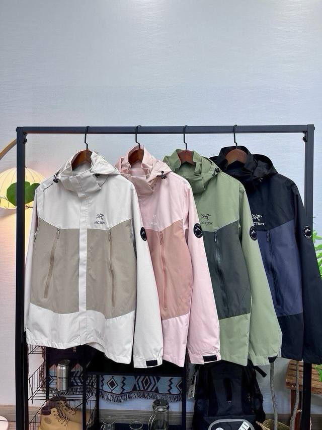 始祖鸟拼接款冲锋衣 始祖鸟Arc'teryx拼接款连帽外套夹克冲锋衣，宽松显瘦，高品质，帽子有注塑调节扣可随意调节，穿着方便，Wang炸绝绝子，秋季极品 显瘦遮