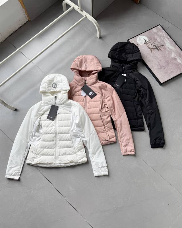 露露女士修身90白鸭绒羽绒服 代购级随意对比 看准填充物90白鸭绒 上身轻便暖和，修身休闲百搭羽绒服专柜同款小红书！每一处剪裁都恰到好处，没有一丝多余！这就是L