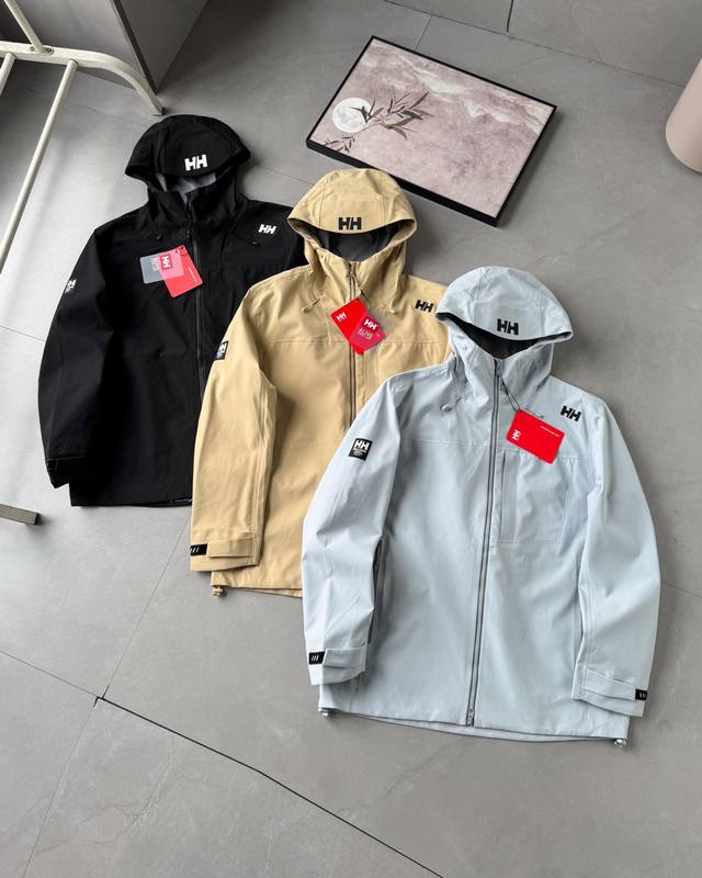 海丽汉森25年秋冬新品，户外情侣款连帽冲锋衣夹克！ 这款冲锋衣无论是版型还是工艺，一看就不是那种普通货色！整体是户外山系风的定位！既能满足与我们日常、运动、休闲