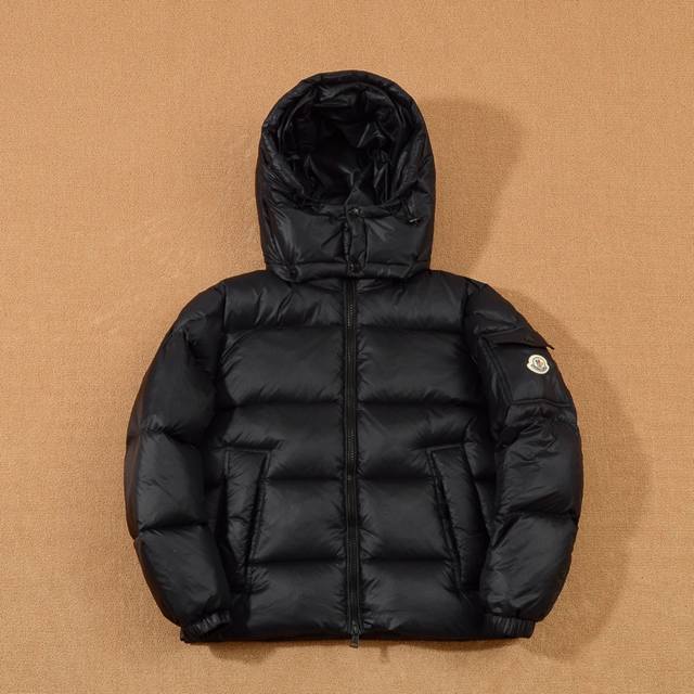 L｜蒙口 反插大口袋玛雅羽绒 短款羽绒服 描述： 该款短款派克羽绒采用 Longue Saion面料制成，服装满载功能性细节，确保温暖呵护。设有可拆卸风帽、拉链