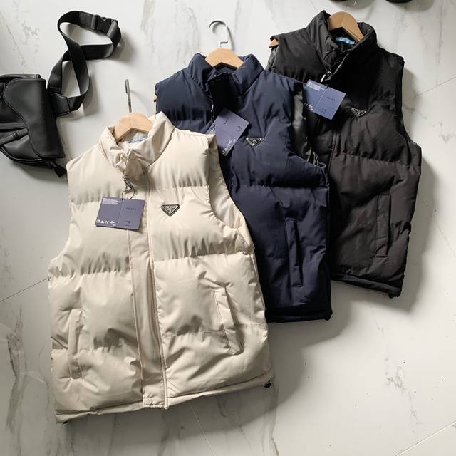 prada 普拉达25Ss秋冬新款户外休闲立领防风棉马甲！ 超火爆款终于出货啦！普拉达男款立领棉马甲！防水透气保暖面料、立领设计，两侧拉链口袋、天气逐渐转凉,是