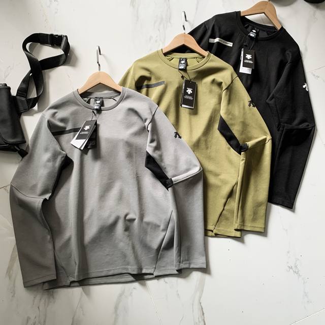 Descente迪桑特Training系列综训训练运动健身男士撞色长袖针织衫，采用立体Logo！ Training系列经典半开拉链设计长袖针织衫。采用Solot