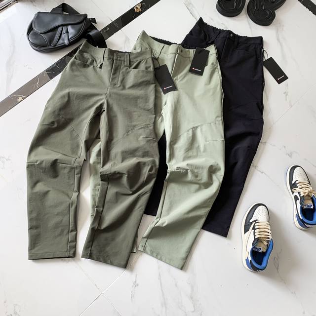 Lululemon Classic-Fit 男士长裤 30 *徒步Lm5Akks这款徒步长裤采用五袋设计，用于应对野外地形，气温或天气变化。 面料锦氨纶混纺，兄