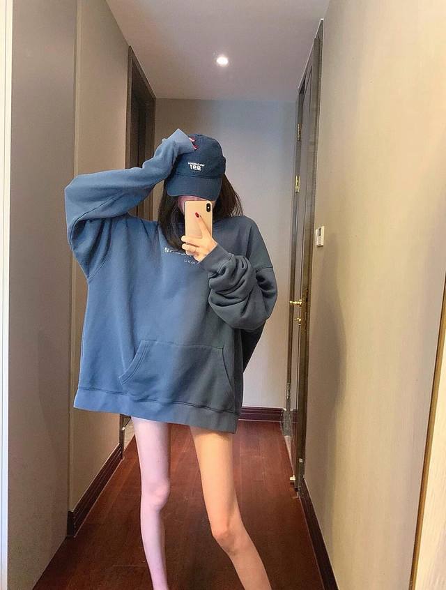 上新 爆款 Ax 大王 雾霾蓝烫钻加绒封神卫衣！！ 秋冬真的太太太喜欢穿卫衣了！卫衣帽衫真的我的菜亚历山这款也真的长在我的审美上.非常显白的雾霾蓝 ，上身就很好