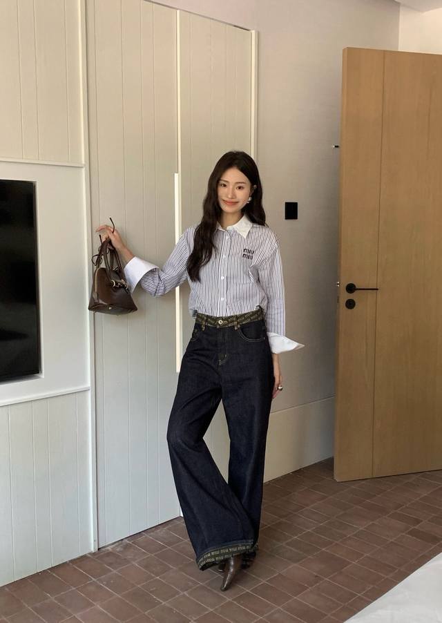 上新 Miu* 缪缪 25Ss新款百搭原色阔腿牛仔裤 字母Logo腰头拼接 裤脚也可以卷边露出Logo 很有设计感又吸睛 是百搭的一条牛仔裤 阔腿直筒的裤型 原