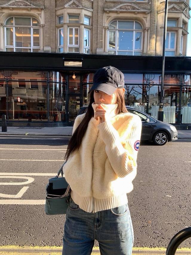 上新 大鹅 假两件拼接环葆皮草外套 大身选用仿貂毛面料 毛毛手感顺滑细腻 上身舒适又有 定的挺阔 做的立领设计 也可翻领穿着 特别防风 保暖力直线上升 拼接的很