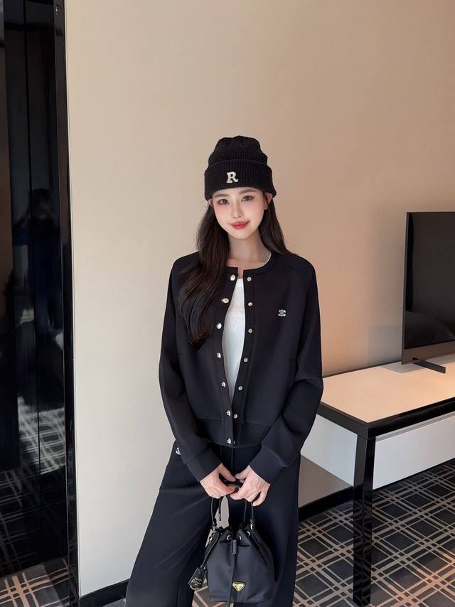 上新 Ce 赛琳 25Ss新款休闲套装 一套搭配出街无烦恼 这个花灰色很好看 经典黑色 怎么穿搭都不会出错 绝对是属于无脑穿就能出片级别的 完全不挑人 领口的设