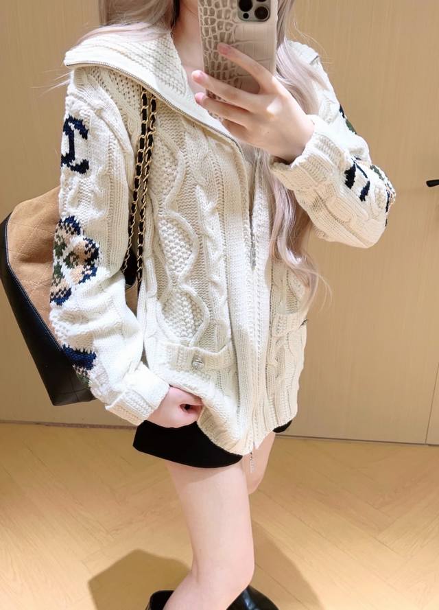 上新 重工 香奈儿 小香风滑雪系列双开拉链海军领针织衫 慵懒风撞色麻花毛衣 滑雪系列勾花针织翻领双拉链毛衣开衫外套 对这种自带氛围感双开拉链毛衣毫无抵抗力，上身