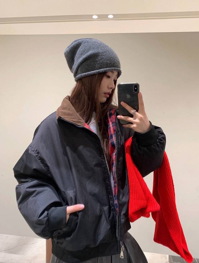 上新 爆款 Bbr 巴宝莉 黑红格子两面穿棉服 超级百搭款式好看绝绝子 美式复古风格 实用主义两面穿小棉袄 上身保暖又不会压身 版型 好穿实穿 两面穿设计很奈斯