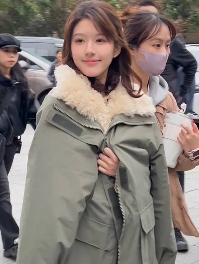 上新 爆款 最近很火的露思同款派克服安排了~ 又被露思狠狠种草了这个冬天再也不怕冷了 上身真的巨暖和 内里毛毛像电热毯暖暖的 军绿色的面料 双拉头加魔术贴扣特别