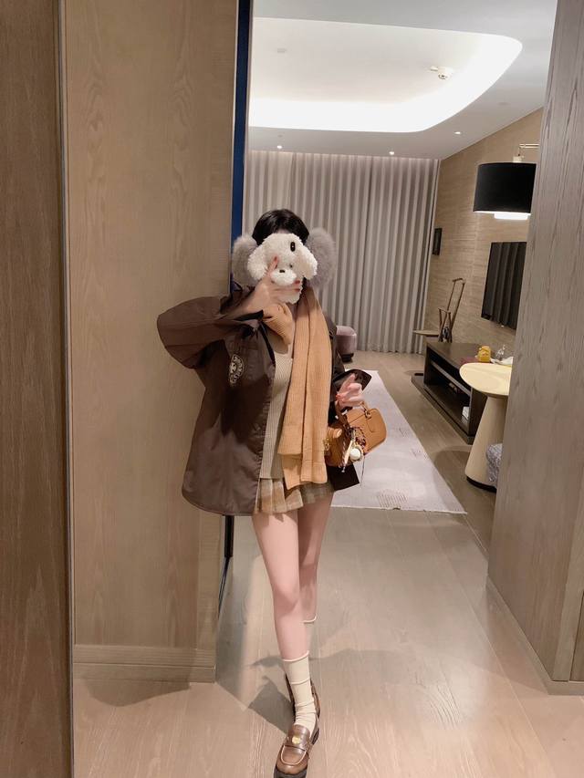 上新 Ch 克罗心 25Ss上新咖色圆盘棉服 面料质感满分，穿上身舒适度拉满。配套的立体的剪裁设计藏肉又时髦，宽松度刚好，适配度逆天 正式场合能打，日常通勤也绝