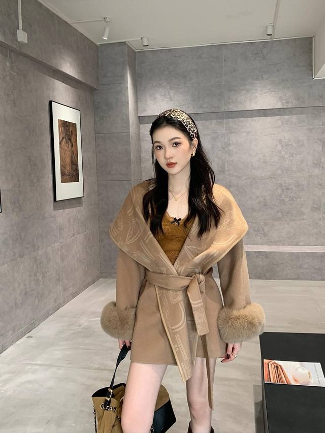 上新 * 爱马仕 双面羊毛呢大衣 前后的两条破骨位在视觉上把腰线收细 配色腰带从中间穿过 腰线拉高整个人都变精干了 蝙蝠袖搭配7分袖的袖长 露出手臂蕞纤细的部分