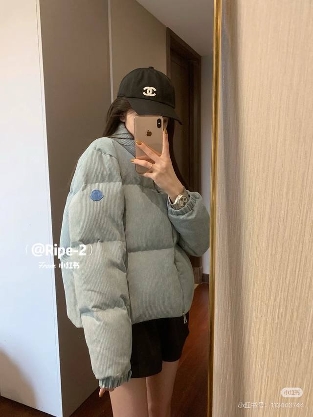 上新 Moncle* 蒙口莱 25Ss蒙口雾霾蓝灯芯绒短款羽绒外套 超爱这款 保暖性强 颜色超瓦萨 上身巨显白 特厚实 拍照太好看啦～ 颜色：雾霾蓝 尺码：Sm