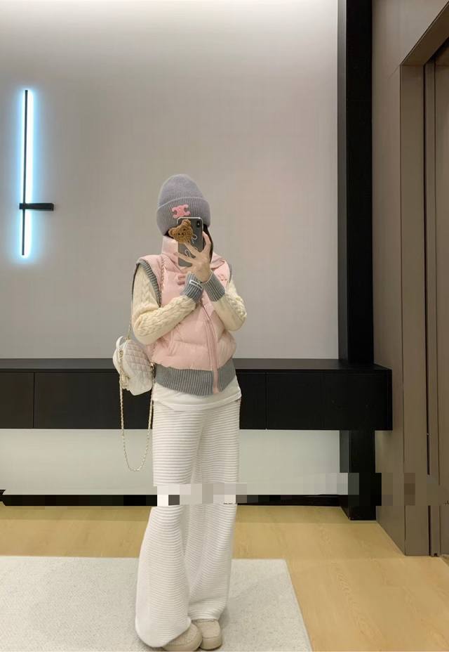 上新 Miumiu 缪缪 25Ss冬季新款羽绒服 拼接设计 减龄必备 上身超级好看 谁穿谁好看 粉粉嫩嫩的爱啦粉白两色现货～ 颜色：粉色 白色 尺码：Sml S