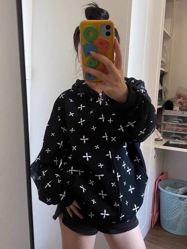 上新 * 闺蜜满印外套 告别臃肿 纸片人效果一键开启 经典慵懒感直接拉满 黑色 灰色 码数：Sml S码推荐： 80~100 M码推荐：100～115 L 码推