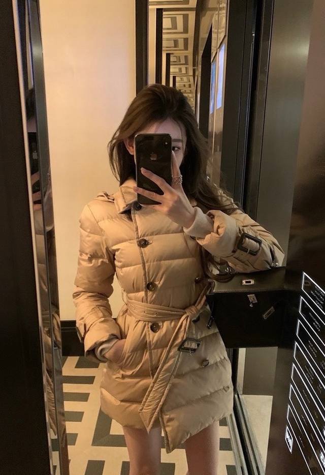 上新 巴宝莉 留洋大小姐羽绒服外套 自带S身材效果 超显腰身看惯了平常的普通宽松羽绒服这件真的很高级 颜色：卡其 码数：见尾图