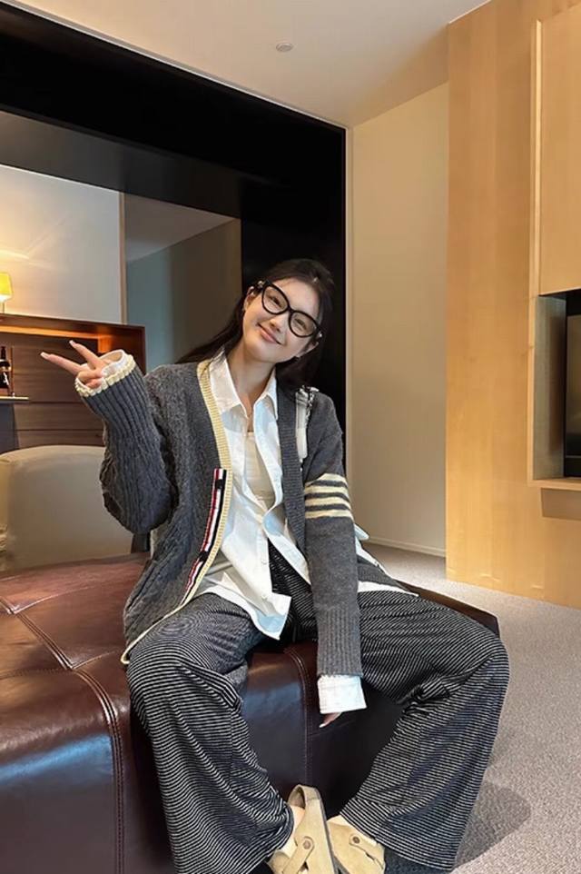 上新 高级慵懒灰开衫 袖口 后领 衣身织带设计 慵懒白灰色系十慵懒条纹裤 一整个被环绕的感觉 柔软舒适！ 颜色：灰色 码数： S M L S码推荐： 80~10