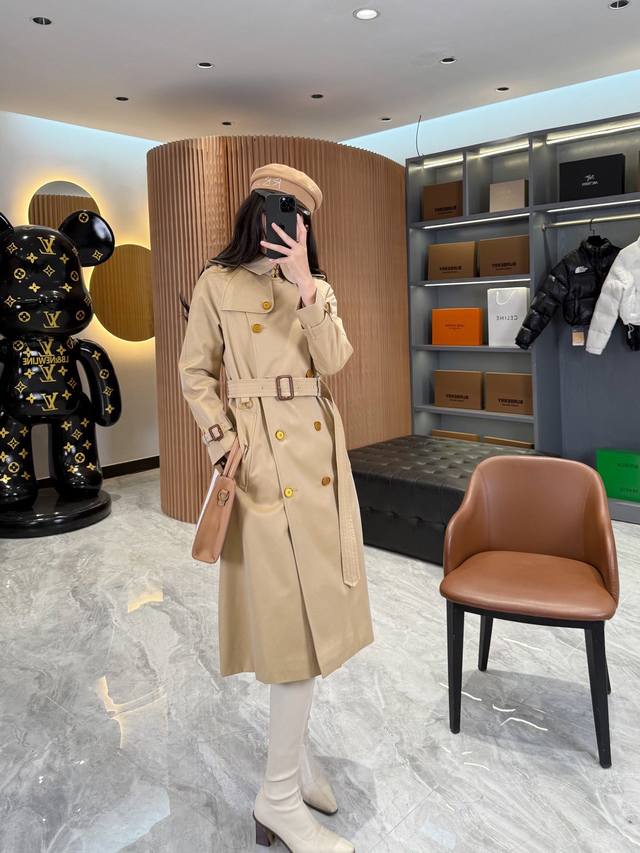 上新 Bbr 巴宝莉 金属扣子双排扣腰带Trench风衣 选用双排扣腰带设计 满满的复古的独特气息 缔造出简约时尚修长修腰视觉感！ 颜色：黑色 卡其色 尺码：S