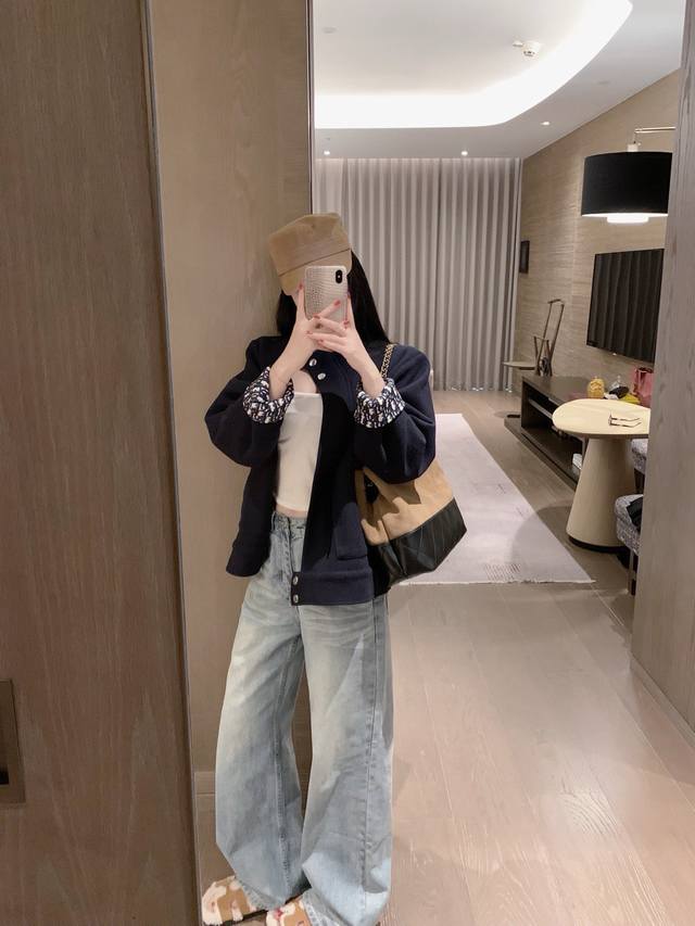 上新 Dio* 迪奥 专Gui同款订制老花字母呢料夹克外套 内里老花面料～ 颜色：蓝色 灰色 尺码：Sml S码推荐： 80~100 M码推荐：100～115