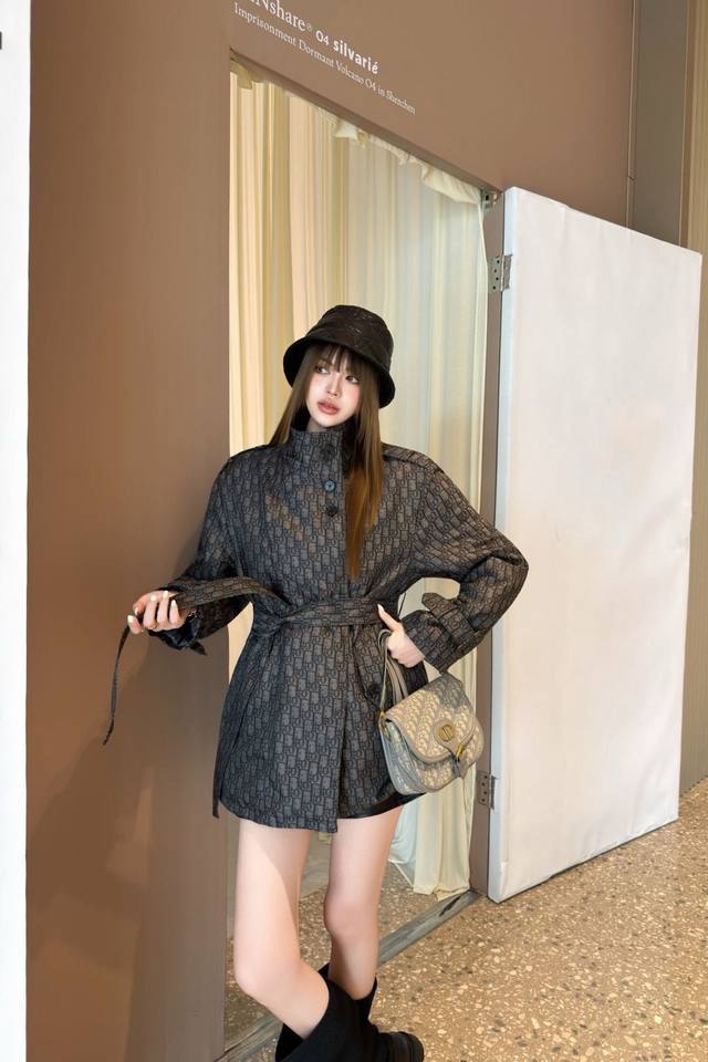 上新 Dio* 迪奥 Cd 25Ss秋冬最新款立领老花中长款外套 印花面料 经典又有型 各种都能完美驾驭～高级成衣做法 细节美爆 精美又日常 轻松驾驭 减龄时尚