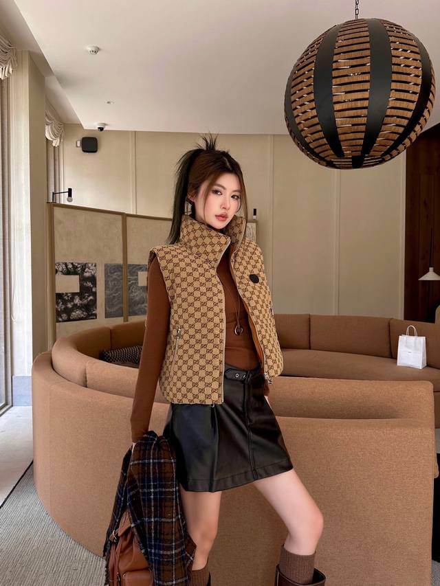 上新 Gucc* 古驰 2025Fw新款马甲 Gg提花棉质帆布马甲外套 饰互扣式双G椭圆形皮革标牌，散发着高级气质 设计也超级爱 超级百搭 定制面辅料 高品质2