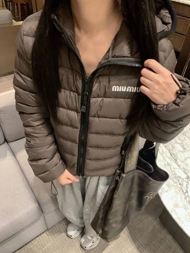 上新 缪缪 轻薄款排骨羽绒服 实用又时髦的一款 Jennie私服感、 上身无压力 轻薄舒适又保暖！ 小短款利落显瘦 敲推荐！！ 原来排骨羽绒服这么好穿！ 好显瘦