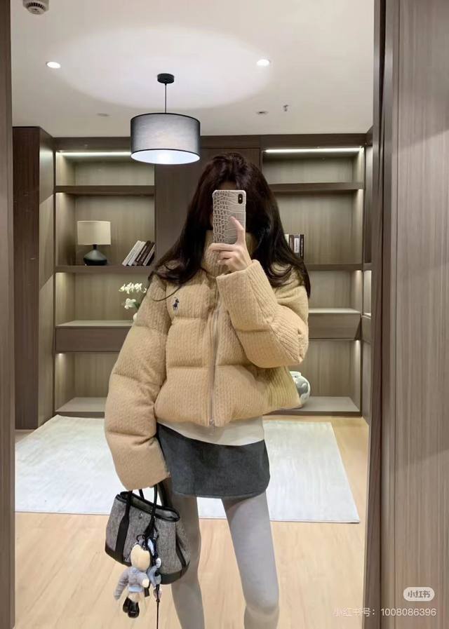 上新 Rl 拉夫 绞花面包三色羽绒服 冬天谁能拒绝软软糯糯的以绒服 90白鸭绒 高蓬松度 非常合身的版型 颜色：奶白色 藏青色 卡其色 尺码：Sml见尾图