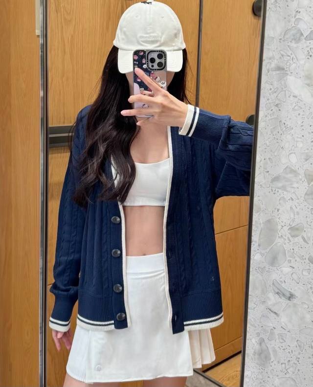 上新 Lulu 露露 网球麻花针织开衫～ 本期最爱的新品，整体很柔软，开衫直接贴肤穿一点也不扎，舒适度满分。浅象牙白色自带温柔滤镜，搭配清新活力的恣意蓝既干净又