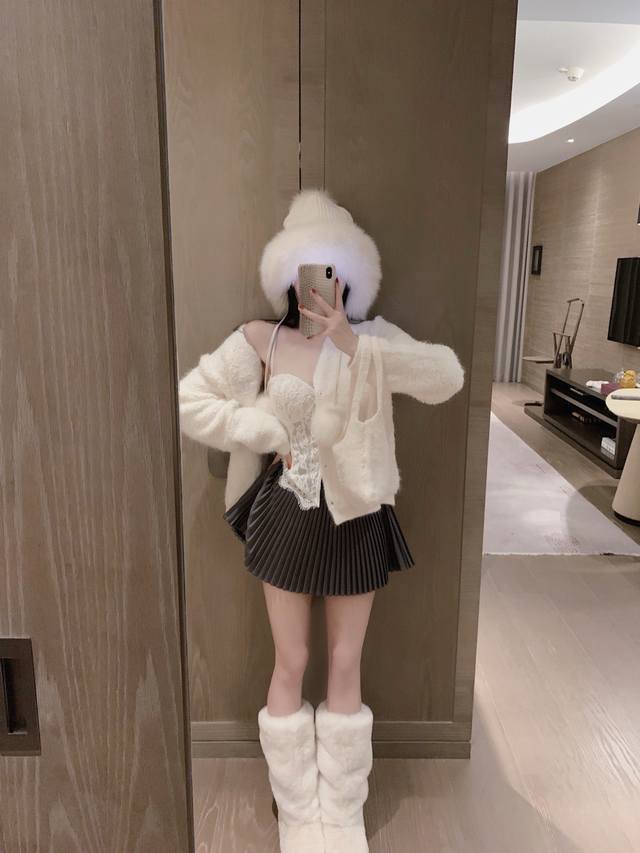 上新 Chane* 小香 订制珠片刺绣小香双C羊驼绒针织开衫外套包包两件套 颜色：灰色 白色 尺码：Sml S码推荐： 80~100 M码推荐：100～115