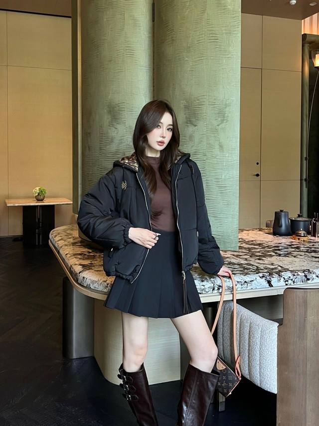 上新 Lv 驴 25Ss新款Monogram老花里衬连帽羽绒棉外套 下摆抽绳调节设计运动少女风连帽经典时髦又高级～ 颜色：黑色 咖色 尺码：Sml S码推荐：