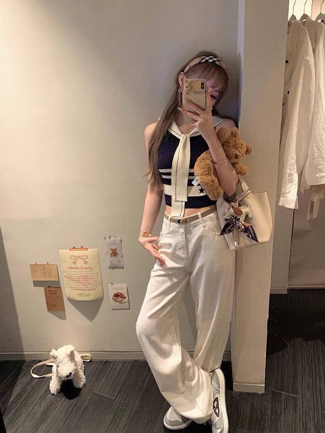 上新 加绒 Rl 拉夫 老钱风白色加绒牛仔裤 不透的米白色真的好看好百搭 穿上一整个温柔住 几乎所有上衣都能搭配系列 搭配开衫 就会很韩系的感觉 搭配紧身上衣