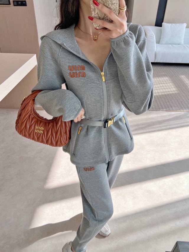 上新 Miu 缪缪 25Ss最新款空气层套装 Logo腰带装饰连帽外套+松紧腰休闲裤 休闲必备运动风 好穿又舒适 腰部配有腰带收腰 收腰显瘦又能拉长身材比例 藏