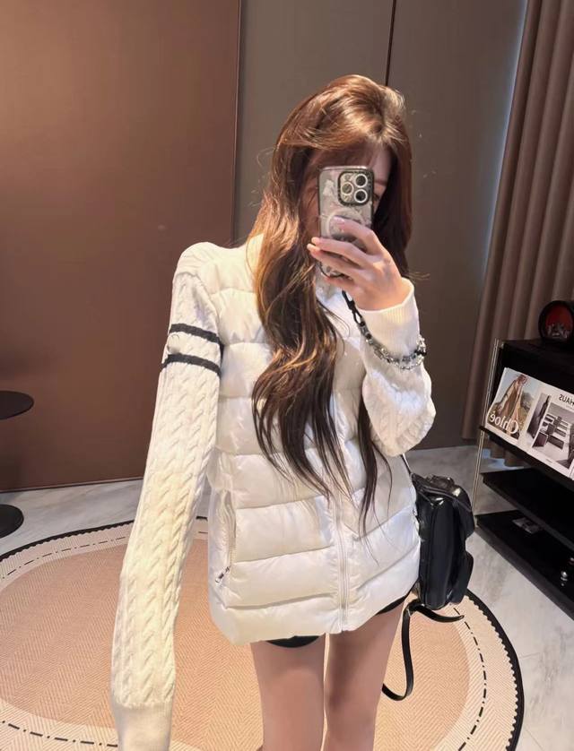 上新 蒙口莱 针织拼接羽绒服 上身轻薄又保暖 拼接设计上身真的超美的 充绒量满满 短款设计立领拉链 颜色：白色 灰色 尺码：Sml见尾图