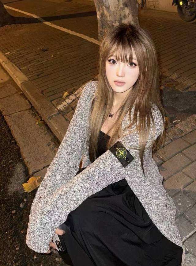 上新 石头岛 珊瑚绒针织开衫 真的很学妹呀 这一期是限定款提花 就喜欢他家的款 永远给人一种很高级经典的感觉 颜色：灰色 码数：Sml S码推荐： 80~100