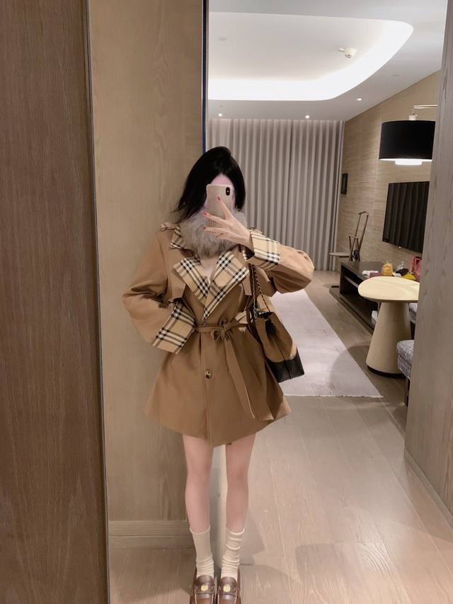 上新 Burberr* 巴宝莉 拼接格子经典系带显瘦风衣外套 颜色：蓝色 咖色 尺码：Sml S码推荐： 80~100 M码推荐：100～115 L 码推荐：
