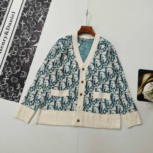 尺码S-Xl精选好货 Dior 迪奥针织开衫 2025秋冬装满印提花开衫纽扣毛衣 轻奢主义 男女日常通勤穿搭必备单品 正确版本 欢迎对比 详细特征 采用60%