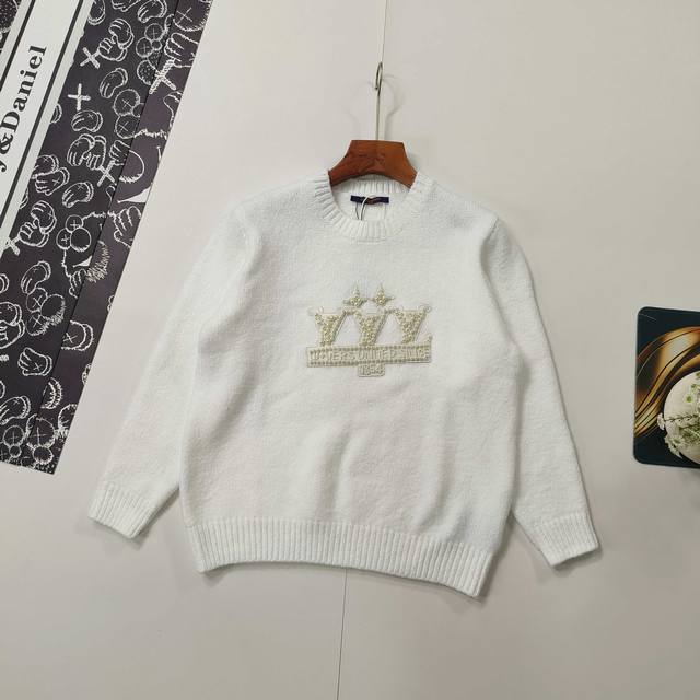 尺码S-Xl掌柜推荐 Louis Vuitton路易威登毛衣 25Fw新款系列刺绣珍珠微标圆领毛衣加厚款针织衫 轻奢主义 男女日常通勤穿搭必备单品 正确版本 欢