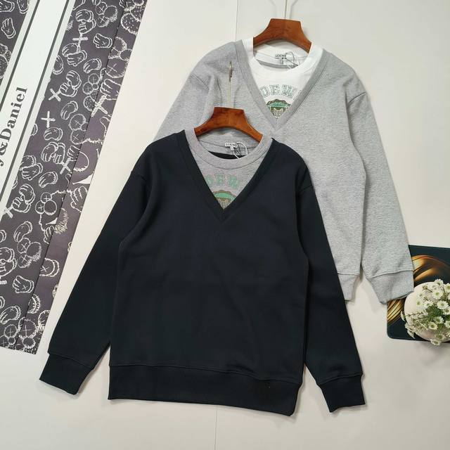 尺码S-Xl假两件 Loewe罗意威卫衣 2025秋冬新品 V领假两件卫衣 轻奢主义 男女日常通勤穿搭必备单品 正确版本 欢迎对比 详细特征 采用420克纯棉双