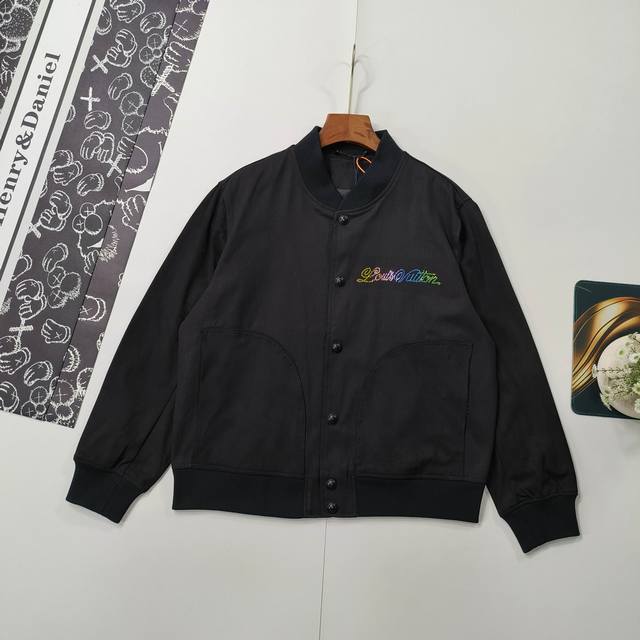 尺码S-Xl棒球服 Louis Vuitton路易威登棒球服夹克 2025秋冬装新品 驴家 Lv烫钻夹克外套 25Ss新款棒球束腰夹克以深邃色调道出典雅风尚。绵