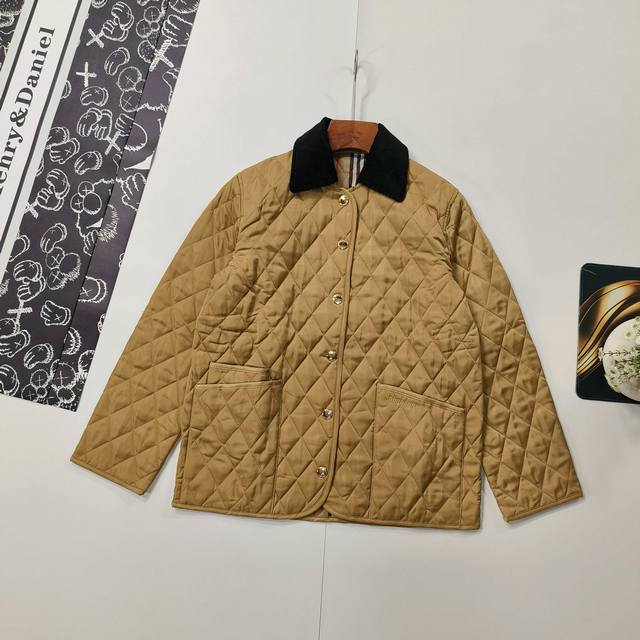 尺码S-Xl棉服 Burberry巴宝莉黄金甲经典菱形格子丝绒领格子棉服外套 超级百搭 原版定制面料 一比一复刻 做工精细 逛店无压力 颜色：卡其色 尺码：S-