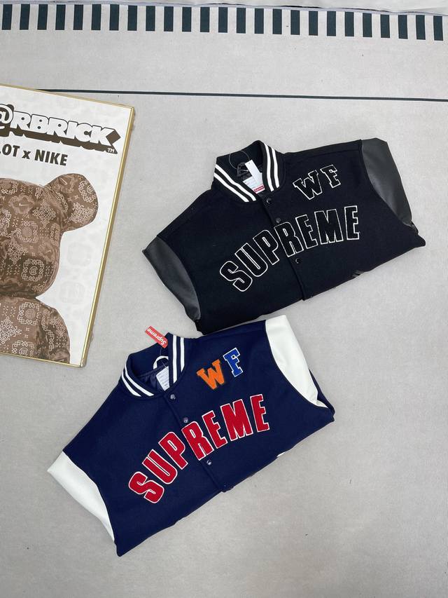Supreme Ss25 Week3 praises Varsity Jacket 雪尼尔贴花图案校队长袖棒球棉服美式潮流夹克 男女同款 颜色：黑色 蓝色 尺码