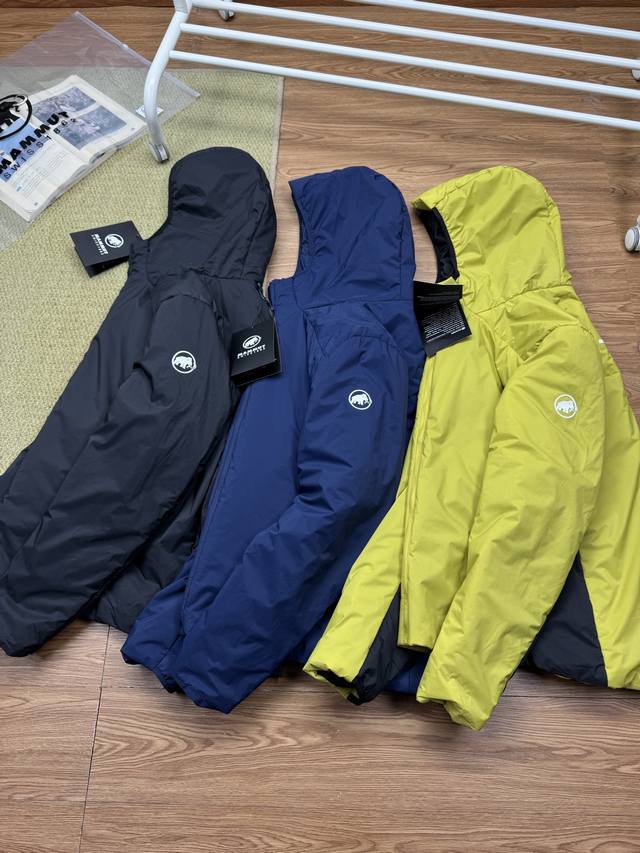 细节图# Mammut猛犸象2025官网同步！轻量化舒适保暖情侣款连帽棉服外套 颜色：黄黑拼接、 藏青 黑色 尺码：M-3Xl 立体裁剪，多片拼接 经典拼接剪裁