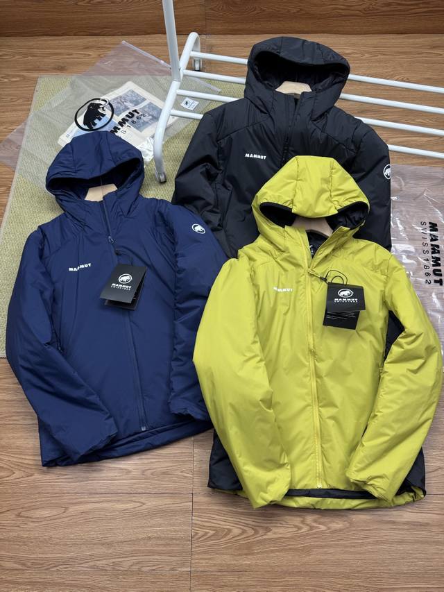 Mammut猛犸象2025官网同步！轻量化舒适保暖情侣款连帽棉服外套 颜色：黄黑拼接、 藏青 黑色 尺码：M-3Xl 立体裁剪，多片拼接 经典拼接剪裁 连帽轻量