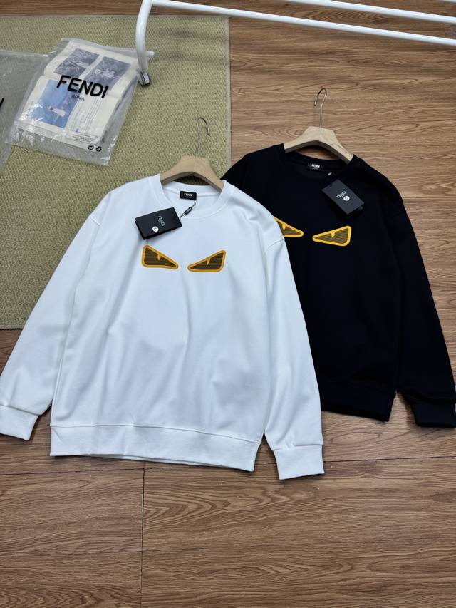 Fendi芬迪春秋男女情侣款长袖圆领卫衣！挺括有质感，穿着舒适，手感绵软舒适，自然健康，久洗不褪色，肩线及手臂上线条处理，手法新颖且兼具运动感 下摆和袖口拼接螺