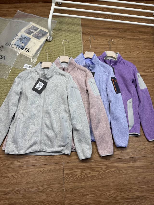 全新配色小红书推爆-始祖鸟秋冬Covert玛卡龙配色刺绣版本Arc’Teryx系列立领开衫轻量抓绒外套，针织衫毛衣夹克外套。秋冬季户外徒步或运动休闲时穿着非常得