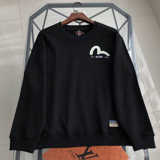 Evisu福神25Ss双狛犬家花印花卫衣休闲时尚男女百搭纯棉卫衣 材质：100%纯棉 这件卫衣背后以双狛犬樱花印花，体型体系风格。经典元素彰显品牌型格。搭配牛仔