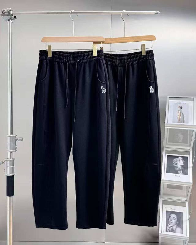 Hazzys 哈吉斯新款生态Tr牛仔明线老钱风复古直筒阔腿裤弯刀镰刀香蕉裤牛仔裤 科技感神裤 百搭显瘦香蕉裤，整体呈现潇洒干练的髙及时髦感。 修身弧形裤，时尚毫