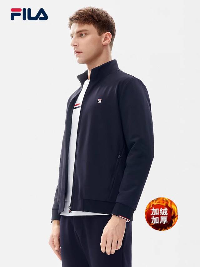 棉服版 25年冬季新品，Fila 斐乐专柜同步款！ 新款棉衣外套，立领设计，进口面料 前胸袋Logo刺绣标，亮眼而又时髦。 袖口内置松紧橡筋，弹力收缩袖口，灵活