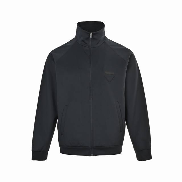 prada 普拉达 25Fw 三角布标套装夹克外 原版10800购入，面料采用79%棉，21%纤维与聚酯纤维等织造而成的健康布面料。透气性和舒适性，竹纤维强化其